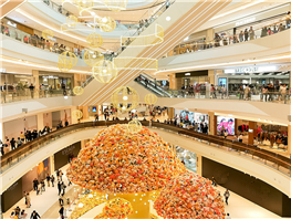 和传统的百货商场相比，综合型购物中心的营业面积更大
