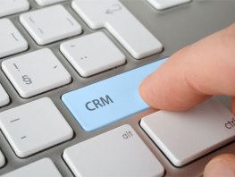 通过客户关系管理系统同时在与用户多次接触点上培养用户对平台的依赖。