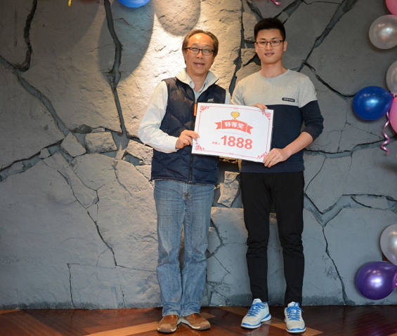 科传股份董事Ricky为中奖者发奖
