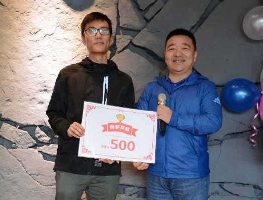 科传股份华北区区长金澍先生为中奖者发奖