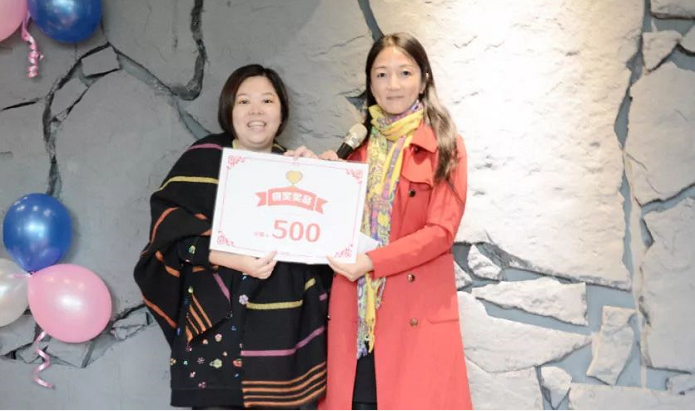 科传股份财务部总监马晶春女士为中奖者发奖