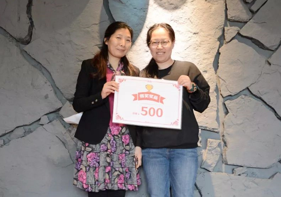 科传股份企业事务部及新零售事业部总监郑玉竹女士为中奖者发奖