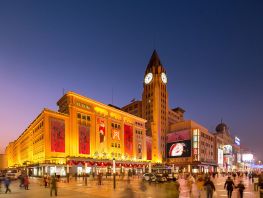北京王府井百货集团拟募资30亿在全国开始布局购物中心运营模式，当然，还将投资O2O全渠道零售项目。
